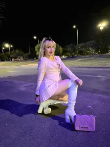 Lollyrose_ Taking a stroll through my city at night✨ slika 4