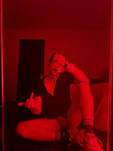 AlecBanne_ I'll wait for you in the red room 😈🔥 圖片 4