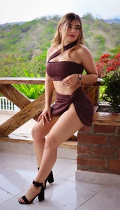 emmy_r Blonde 👑 Pic 3