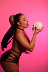 Alessia-miller_ HALLOWEEN 🎃 টি ছবি