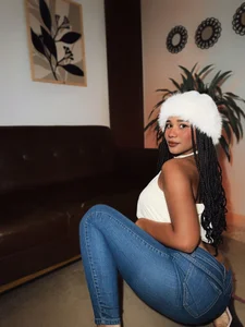 Hilaryebony_ Pants, heels and oil Fotka 3