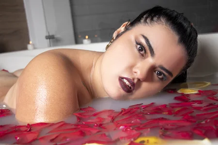 EmmaSymon horny in the house Pic