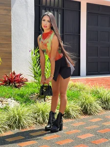 elliesantos_ Let's go for a walk 💄💋 Pic