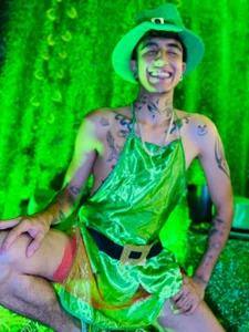 Patrick_Rango Follow the rainbow… it leads to me 🌈🍀 Hình