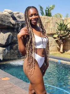 Hotcouch: Public ( 2 фото)