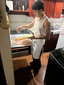 _TaylorBlack: Cooking pizza ( 2 фото)