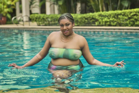 BiancaFollerachのgirl in the poolの 7枚の写真