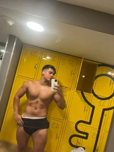 Derek_Stone_ After gym sweaty 💪💧  2 снимка