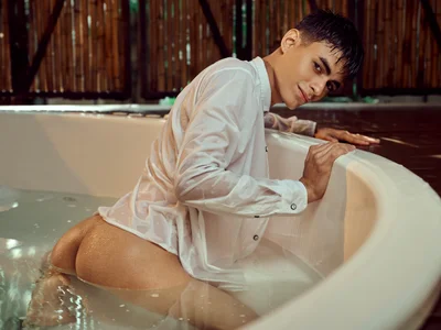 Dani_mc1 an afternoon in the jacuzzi Pic 3