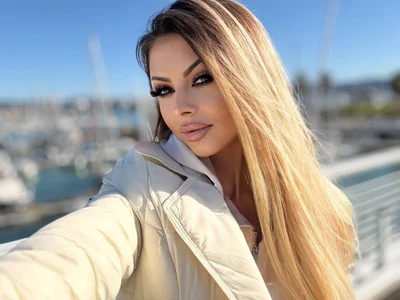 LaraAmosX Soft Smiles & Blonde Vibes Pic 3