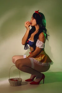 aisha_sh “The most sinful Snow White in the forest 😈🍏” Bilde 3