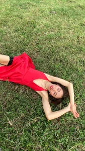 Mara_Gonzalez girl in red Foto