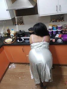 Malini_2026 Iam at balcony with hot pose slika 2