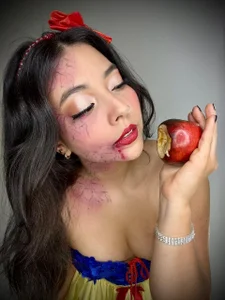 AnnieRouse__ kullanıcısının Poisoned Snow White 🍎💚 albümü -  5 fotoğraf