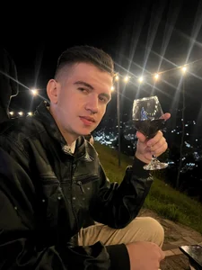 MikaelSlow A Sunday in Medellín 🇨🇴🥵🔥 Pic
