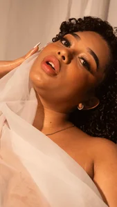 Emy_leon 🤍Naked in White Foto 2