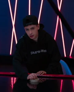 SebastianReed_ Playing games 😈 Foto 4