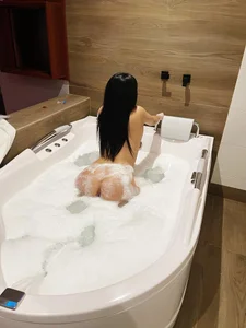 Kim_BlaneのI like to fuck in the jacuzziの 3枚の写真