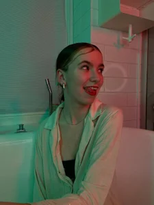 RochelCozzi Cold neon, warm silence Pic 4