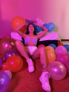 EmiGomez_ Playing with balloons 🎈💣 รูป  5