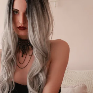 yulladao robe noire et perruque grise Foto 6