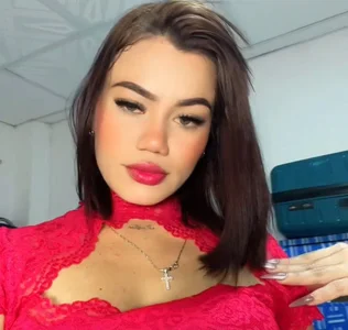 Scarleth_Ross Public টি ছবি