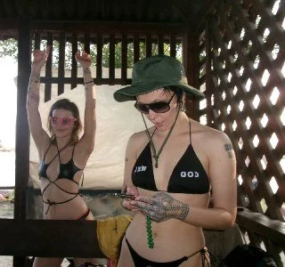 Sin and Skin (just us) od terror_souls  7 snímek