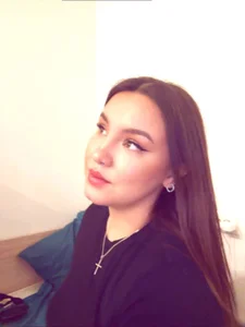 Nelie_Evans Do you like straight or curly hair? Pic