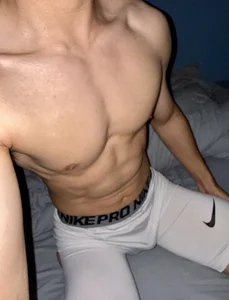 saltymuscleboyのHelloの枚の写真