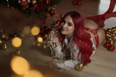 MeganLorensx Christmas Lady Pic
