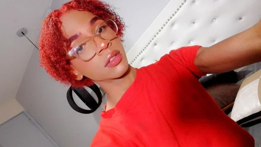 DakotaRosee Red is my new fav color Pic 2