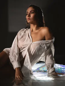 your_khloe Brightness that hypnotizes, silence that dominates. টি ছবি