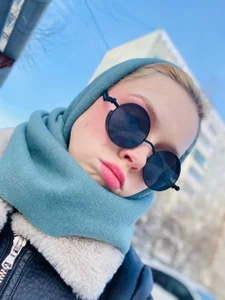 GlitchyDolly On a walk Pic 3