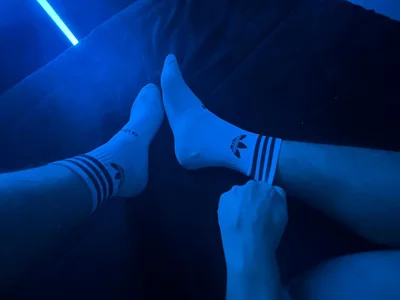 AlecBanne: Hot feet in master's socks 🦶🔥 ( 3 фото)