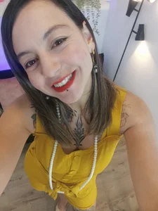 Ariana_blonde Come closer… I promise I don’t bite, unless you ask. 😈 Billede 5
