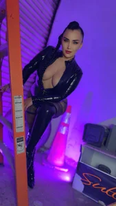 Risk Zone😈🔥 de Evangeline_Taylorr  3 Imagens