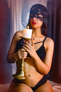 LeenaBrownのThe Dark Kissの 3枚の写真