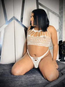 ShanayaKops kullanıcısının “I don’t need to get closer… you already feel me.” 👀🔥 albümü -  5 fotoğraf