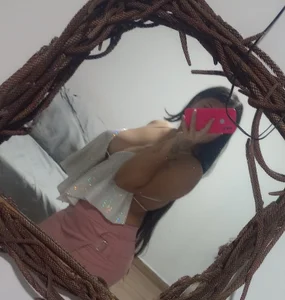 Hot_Rihanna Public Pic 5