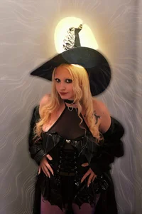Elfi_InPublic Halloween special alb Pic 2