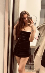 StephaniCute Before going out with a friend Gambar