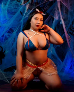 veronica_hill_ Sexy snow white 🍎 Foto 6