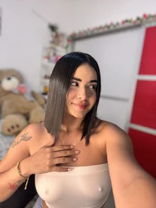 jailyncam_ LOOK 💋  2টি ছবি