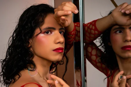 TylerBloom hello bby i like the color Red টি ছবি