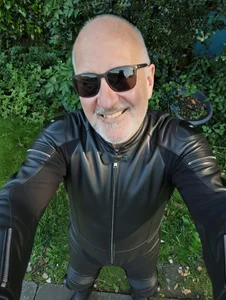 Adamdaddybear black leater biker look صورة واحدة|Adamdaddybear black leater biker look صورتان|Adamdaddybear black leater biker look  صور|Adamdaddybear black leater biker look  صورة