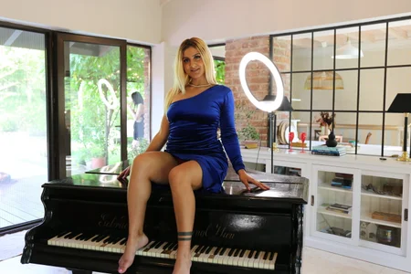 NicolePlay Piano session x Pic 5