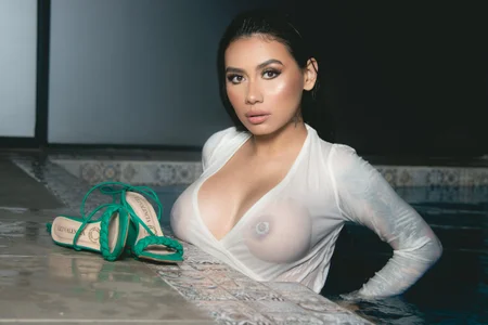 EllieMitchell A little wet Foto 3