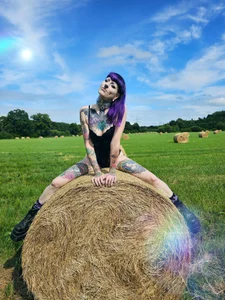 Purple_Coffin666 🌳 Outdoor 🌳 Purple auf Strohballen Immagine  2