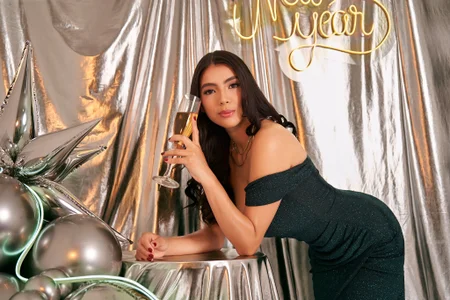 Julie_Bennet new year Begins With Desire 🔥💫 Hình