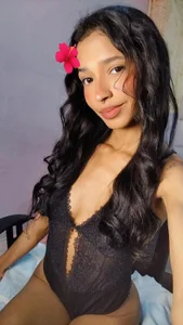 ScarletEvanss_ Selfie day 🌺 Pic 2